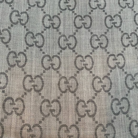 Authentic reversible Gucci scarf - Picture 6 of 7
